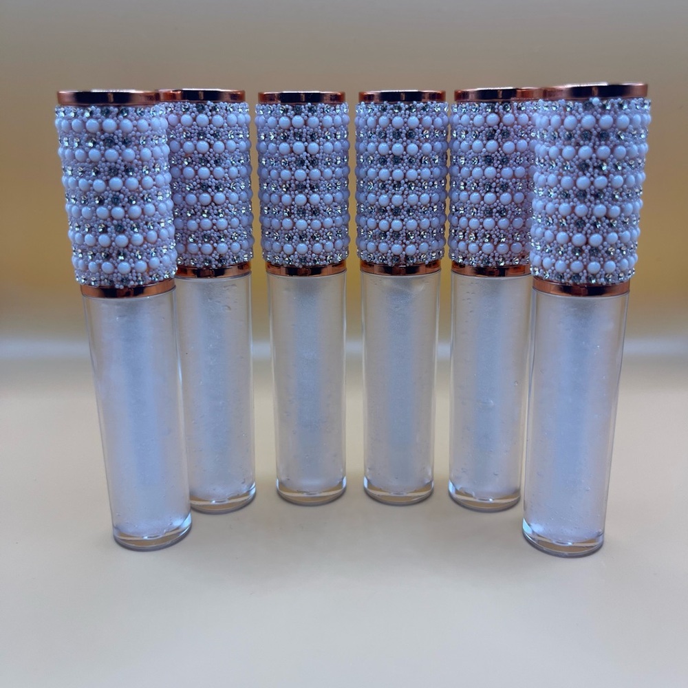 Glamorous Pearl-Studded oko Lip Gloss